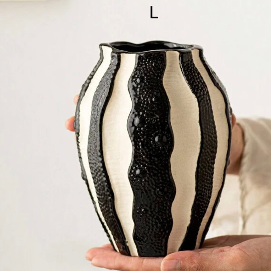 Contrasté Curve Vase