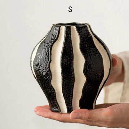 Contrasté Curve Vase