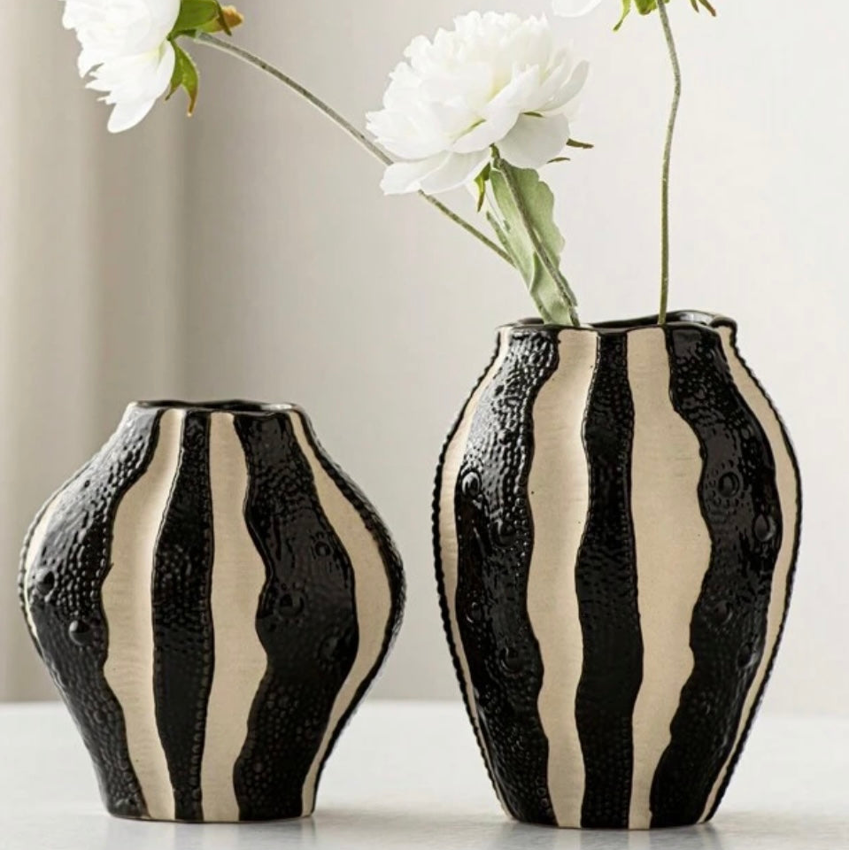 Contrasté Curve Vase